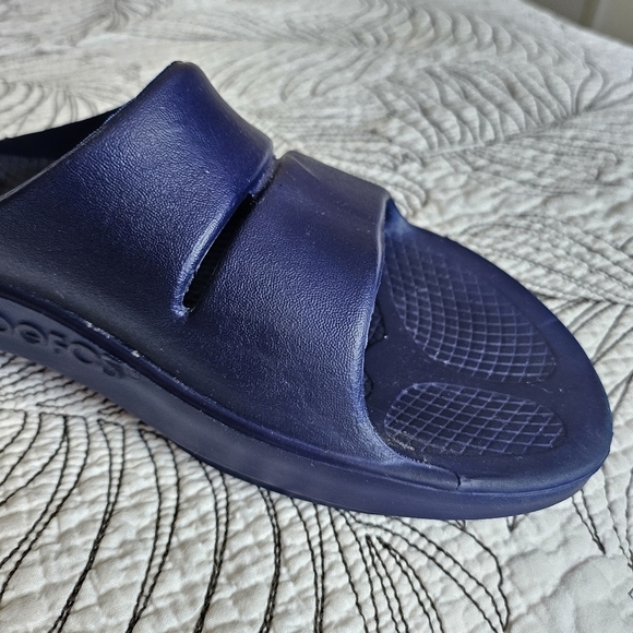 VGUC OOFOS Ooahh Recovery Slide Sandals Deep Navy Comfort Unisex M8 W10 - Picture 7 of 14